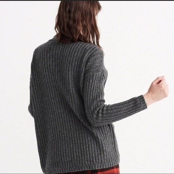 NWT Abercrombie Gray Boxy Cable Sweater Small - Picture 4 of 4